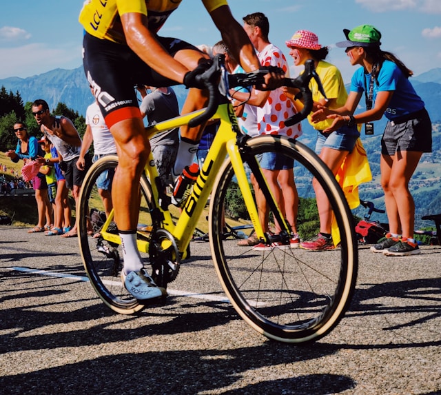 Demi Vollering wint Tour de France Femmes na indrukwekkende solo