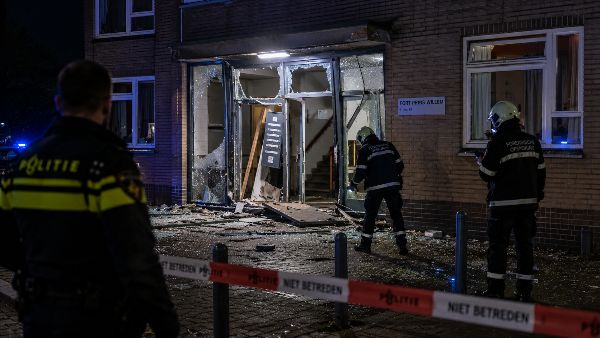 Explosie verwoest voordeur van flat in Hintham